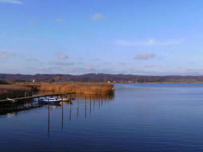 Blick auf das Jagdschloss und den Neuensiener See in Seedorf auf Rügen